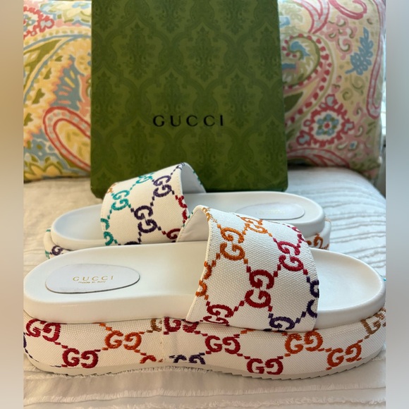 GUCCI Platform Multicolor Logo Print Slides - Picture 3 of 3